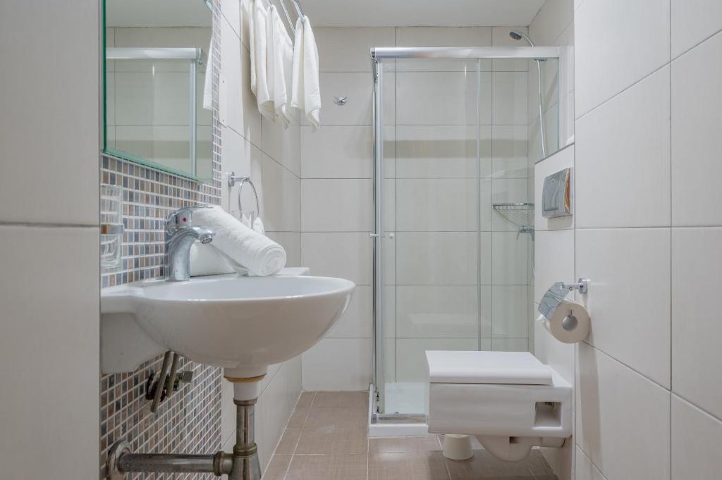 Triple Room with shower.