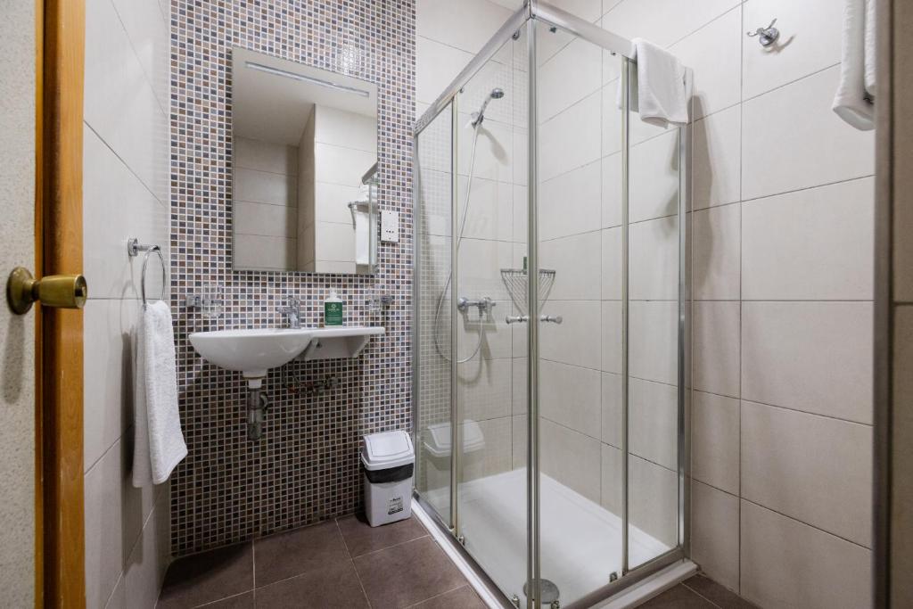 Quadruple Room with shower.