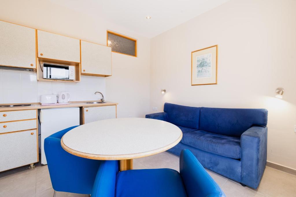 One-bedroom triple room with sofa bed and a pantry.
